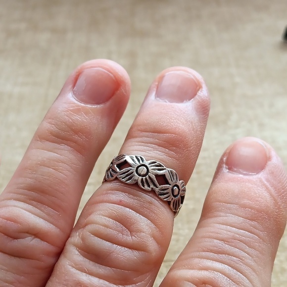 .925 Silver Flower Band Ring - Picture 7 of 7